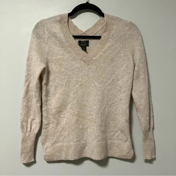 Halogen 100%  cashmere cream v neck sweater - Picture 1 of 4
